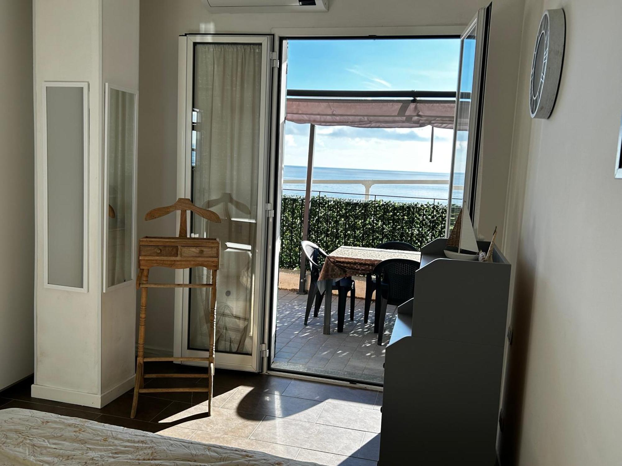 Casa Serge Vista Mare Con Ampio Terrazzo Privato Bergeggi Exterior foto